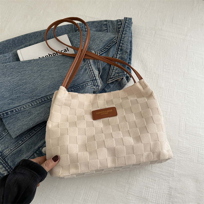 Nicho de diseño de bolsas de ajedrez para mujeres 2024 verano nuevo estilo para estudiantes de viaje al trabajo en clase de hombro único brazo bolso