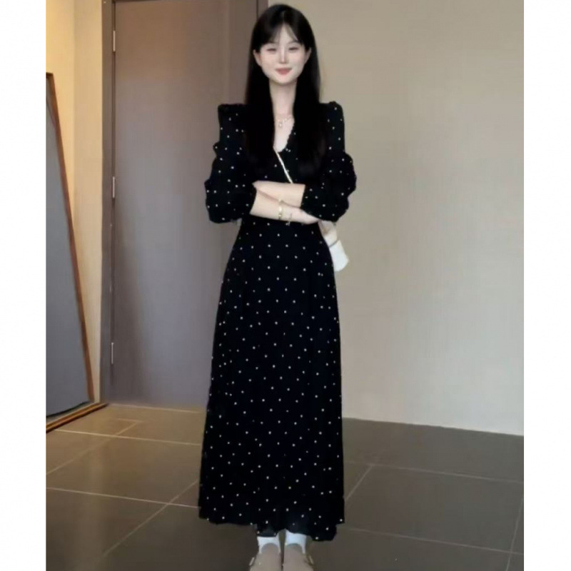 2026 new French-style black V-neck polka dot long-sleeve dress, perfect for early autumn, designed for petite figures with a flattering, cinched-waist silhouette