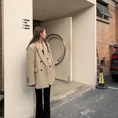 毛のスーツの女性は秋冬に厚くてゆったりしています。