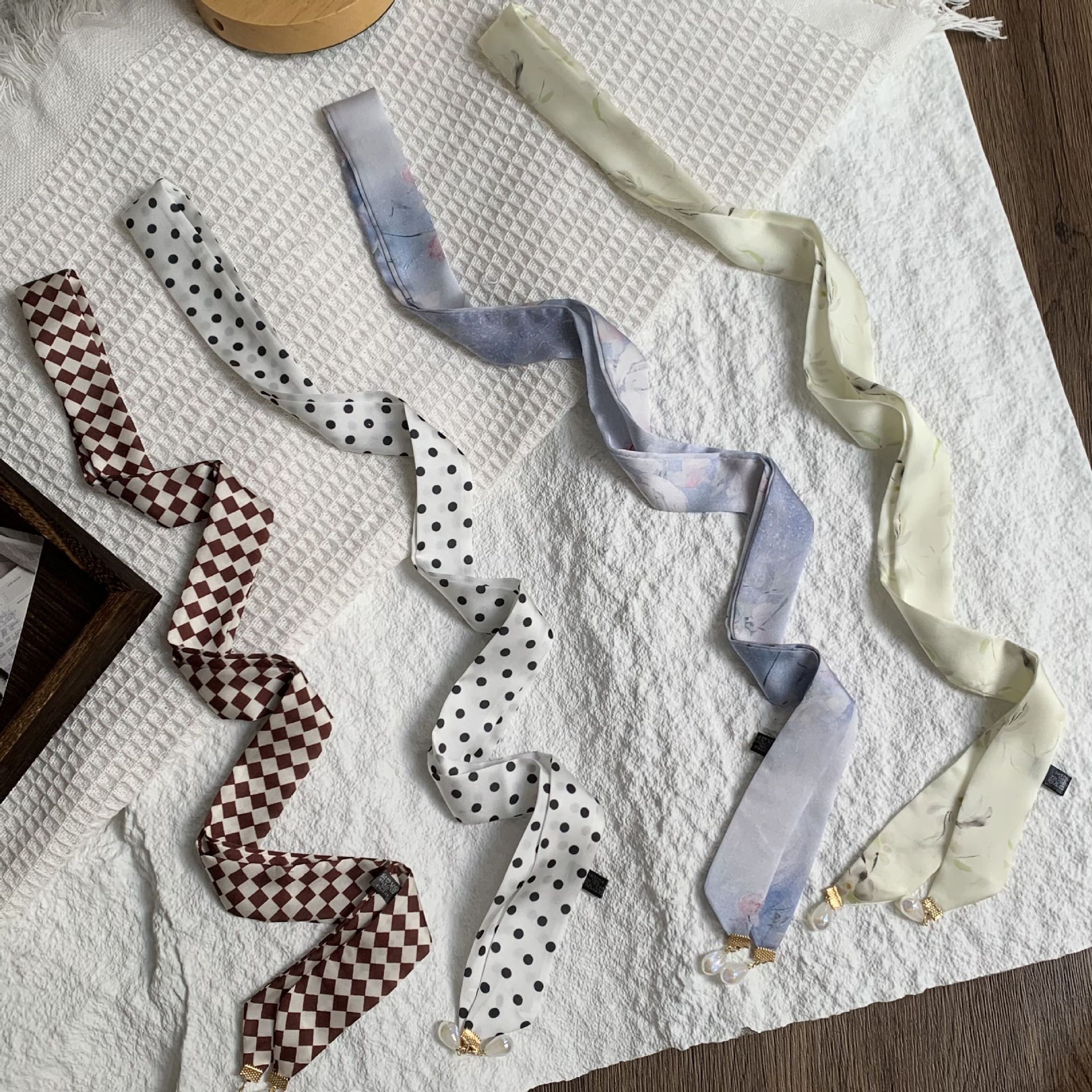 Bufanda de seda, sentido avanzado, nueva bufanda pequeña de verano, estilo antiguo, lazo, perla, colgante pequeño, pañuelo en la cabeza, cinta para el cabello atada, serpentinas para el cabello