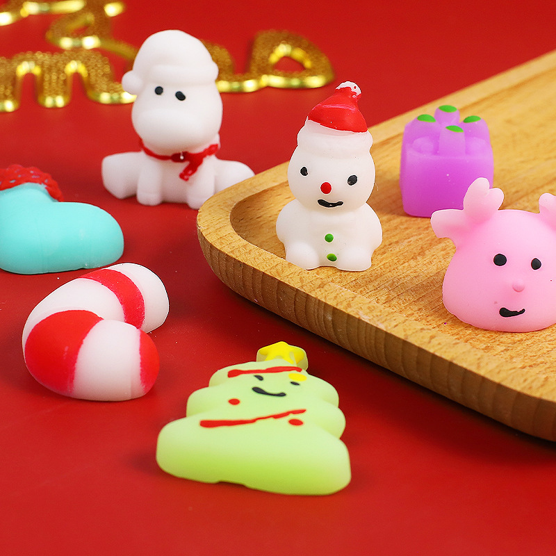 漫画のクリスマスの団子の卸売りのクリスマスの減圧はクリスマスツリーの雪だるまの老人をつまんで解凍して小さいおもちゃを発散します。|undefined