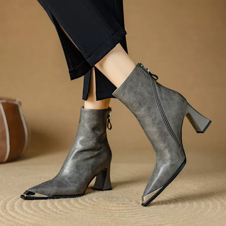 Корейская версия кожаных сапог с квадратной головой женский 2024 новый зимний толстый каблуки на высоком каблуке тонкие одиночные туфли