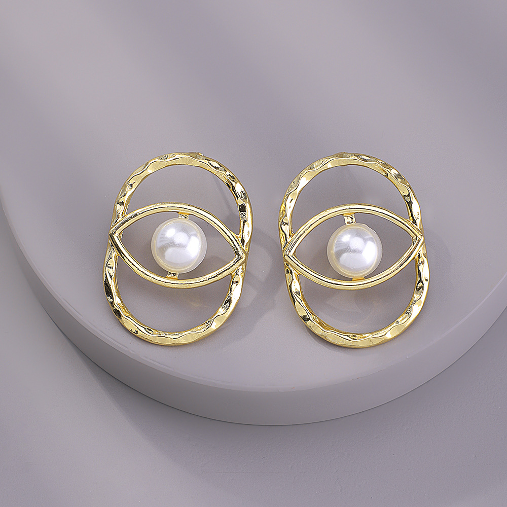 Fashion Geometric Hollow Eye Pearl Earrings display picture 6