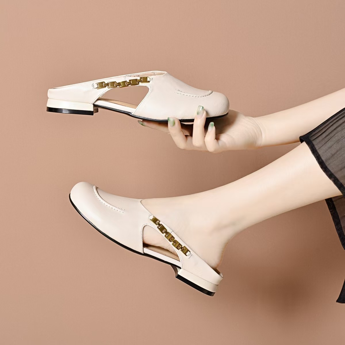 Dép sandal nữ da thật mũi kín đế bệt gót dày đi ngoài trời — đen chi tiết 4