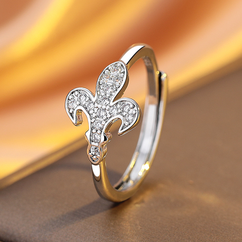 Sophisticated fashionable one size ring
