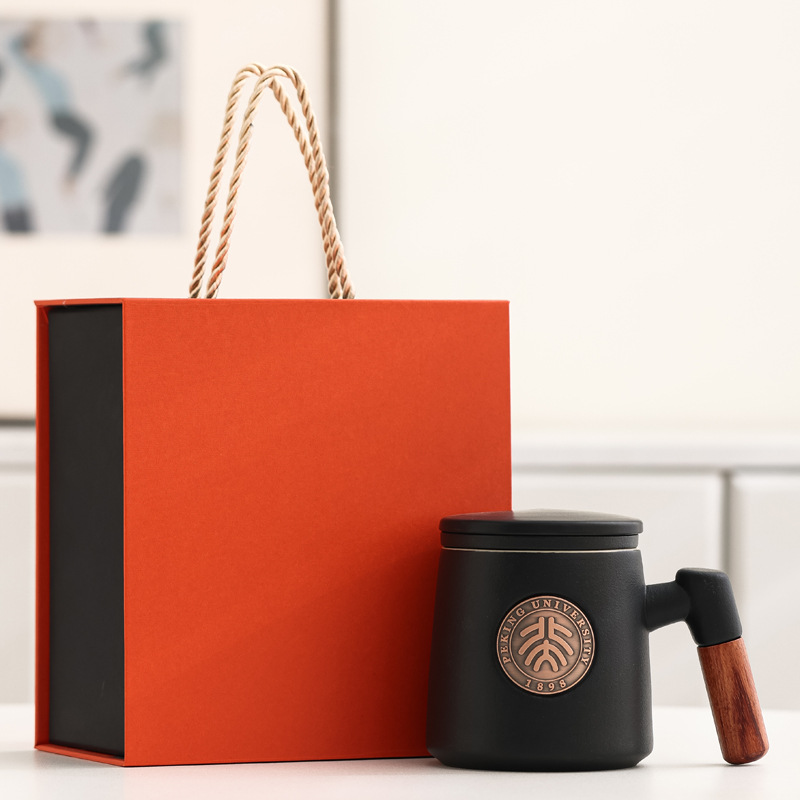 Taza de cerámica famosa escuela taza de filtro taza de marca taza de metal bronce relieve impresión LOGO taza de agua taza con tapa caja de regalo