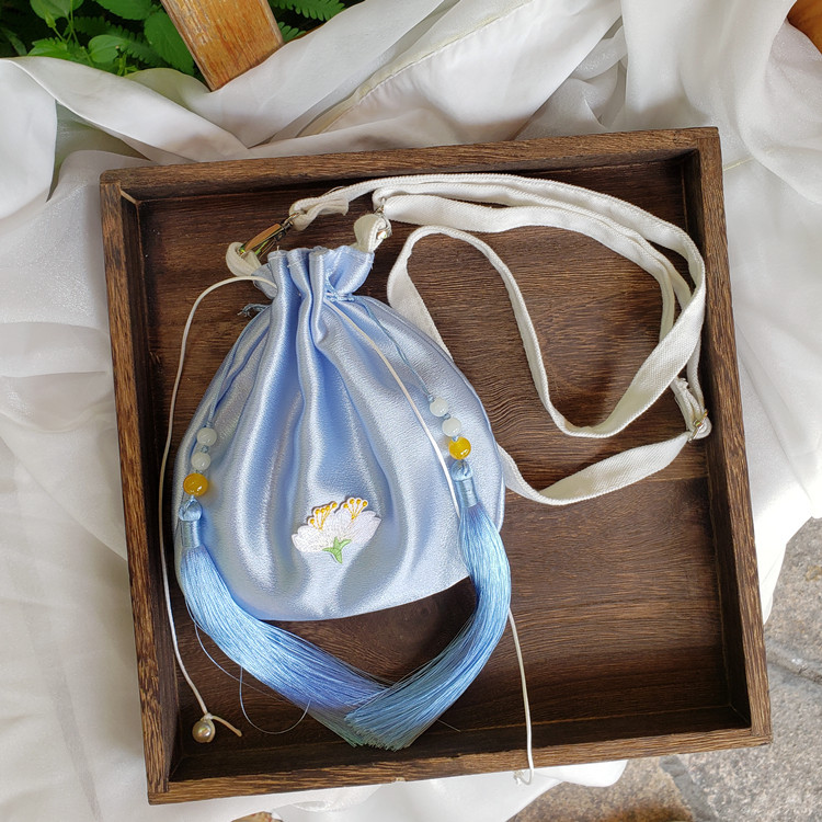 Bolso de hanfu satinado cinta azul cielo
