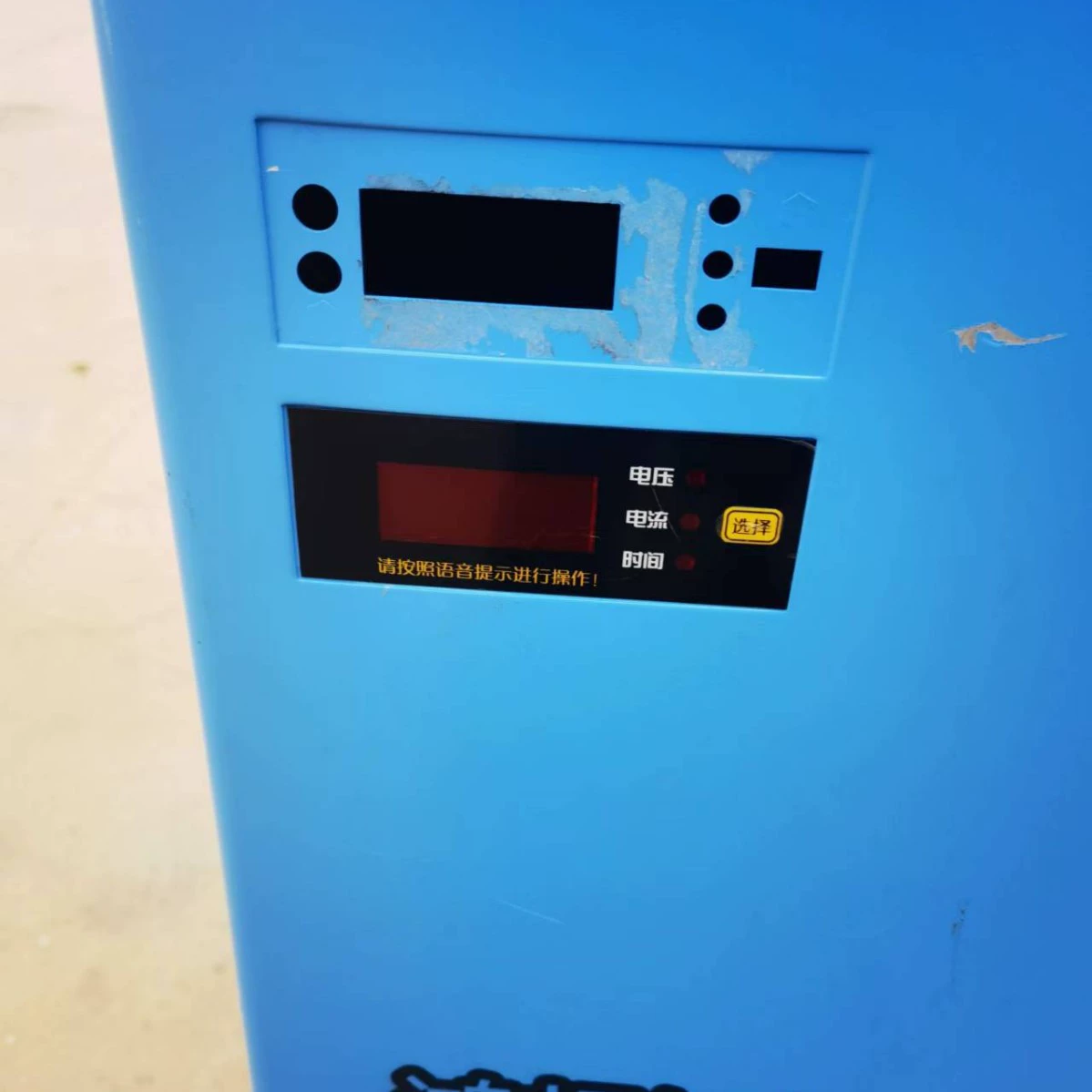 Основной материал корпуса из листового металла — это оцинкованная сталь, которую обрезают, гнут и сваривают для зарядных станций электромобилей и шкафов для замены аккумуляторов.