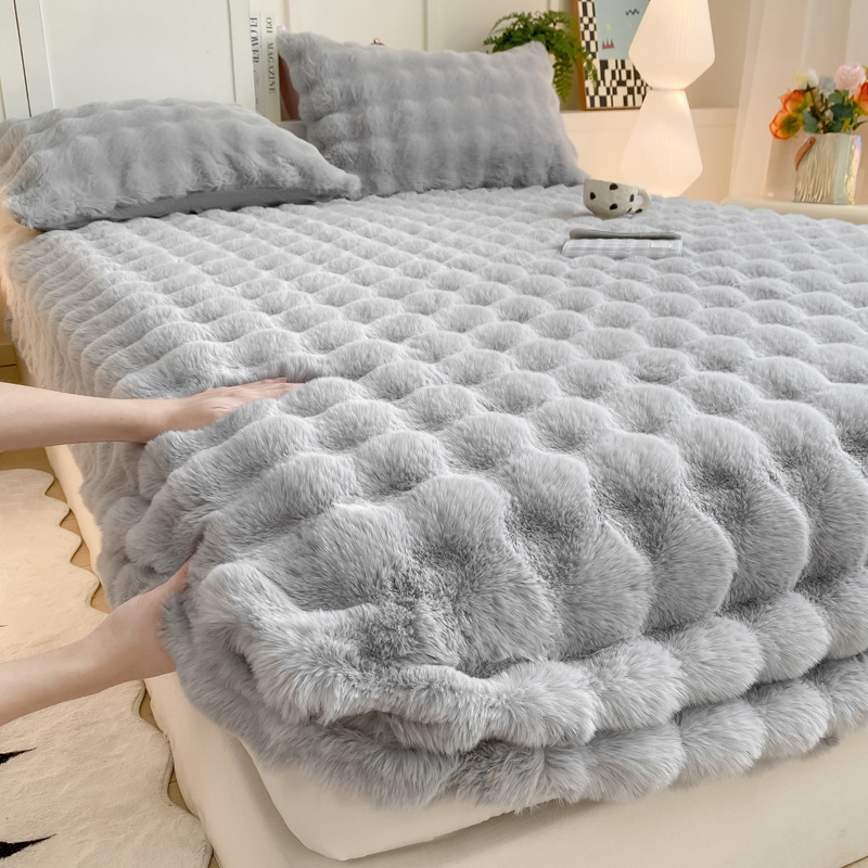 Invierno leche de cama de terciopelo grueso con tres piezas de colchón de terciopelo de coral cálido hogar cubierta de protección de colchón de terciopelo de coral para una sola persona más cubierta de edredón