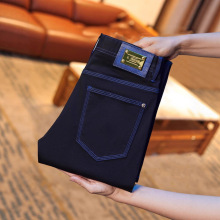 �����p�ݲ��׵�ɫţ��ѝ�к�ɫ���������С�_�Lѝ��ѝ�n��W؛��