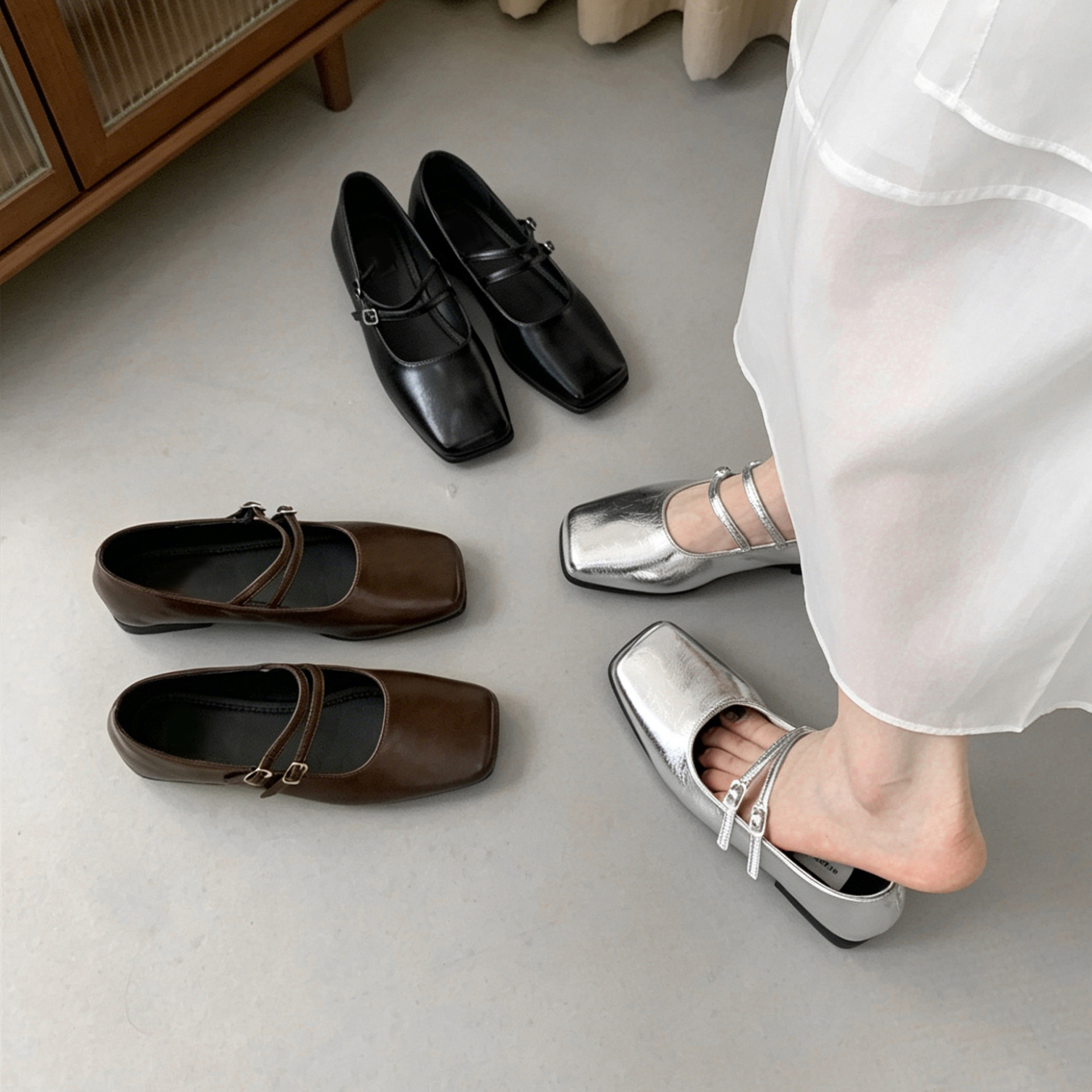 Fashionable elegant summer glossy Mary Jane shoes flat square toe