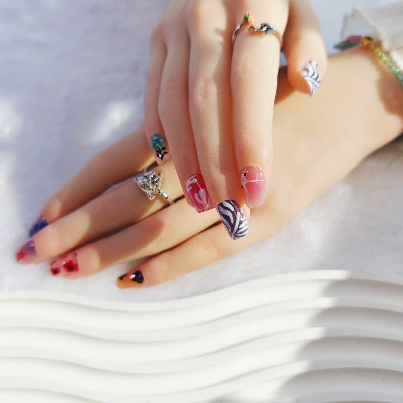 Decorative Field Impression Flower Falling Short Nail Art Line Wearable Nail Pre-Made Nail Strips Full Size Fake Nails