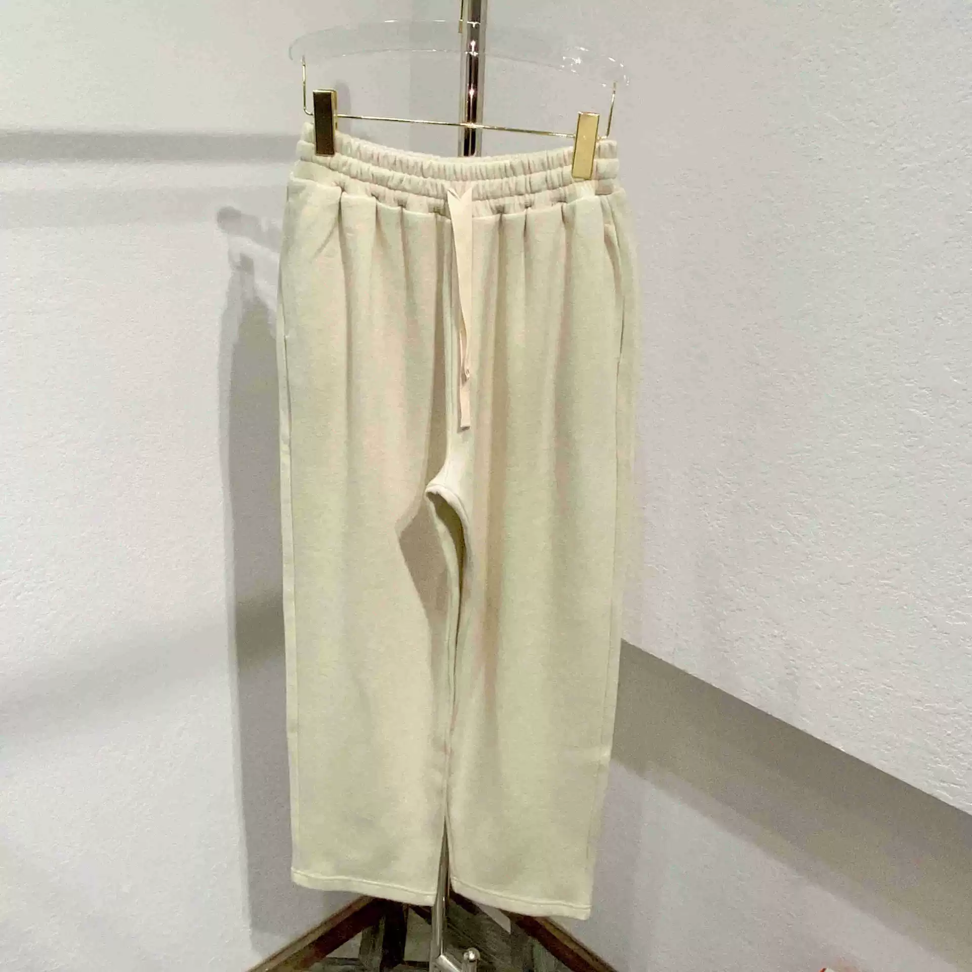 Брюки THOM BRASSY 8856 с завязками, матовые, с эффектом стройности.