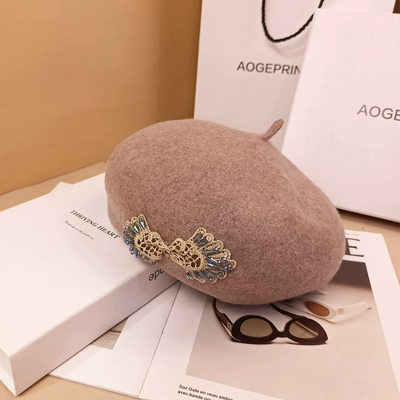 Demi-season cap with bow, retro beret