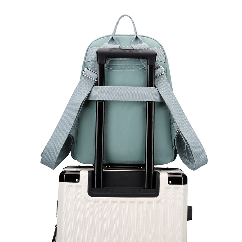 Mochila femenina 2025 nueva mochila de viaje de moda de gran capacidad, ligera tela de nylon casual y bolso de hombro