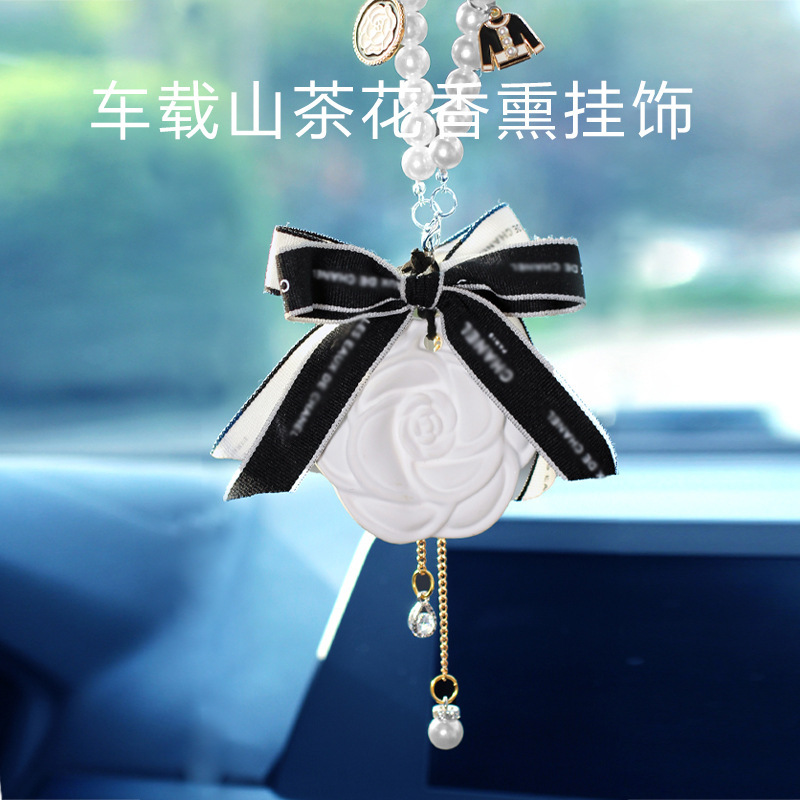 Camellia colgante de automóvil perfumado para automóvil espejo retrovisor colgante tira magnética goteo perfume decoración interior del automóvil