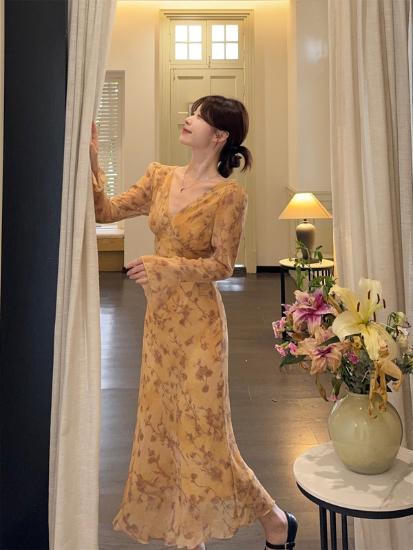 2025百搭温柔风V领碎花喇叭袖连衣裙女秋季别致减龄收腰显瘦长裙|undefined