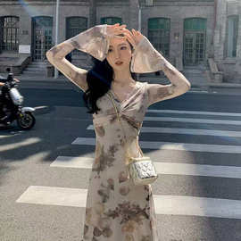复古中式水墨印花连衣裙女2026春秋气质显瘦喇叭袖修身V领长裙女