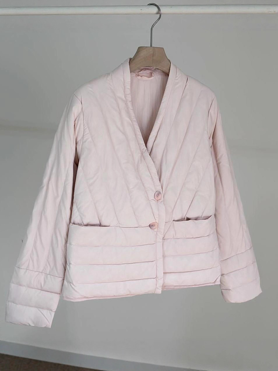 Transfronterizo Tik Tok chaqueta de plumón blanca para mujeres corto y ligero revestimiento coreano caliente cuello en V chaqueta casual
