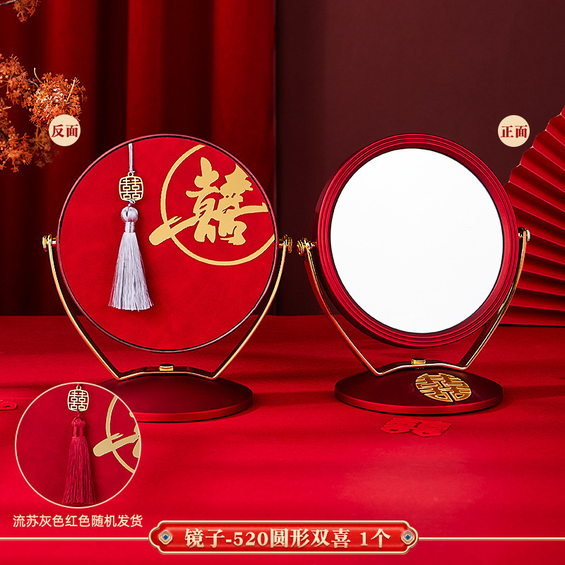 赤い結婚祝いの女性が結婚します。|undefined