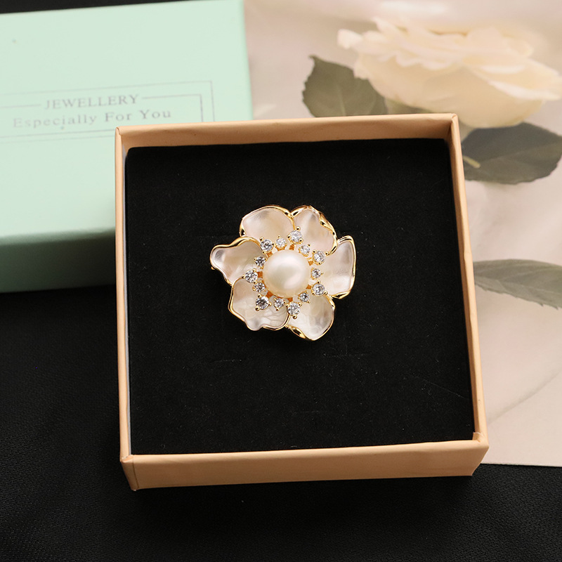 Natural broche de perlas de agua dulce de las mujeres Luz de lujo de alta gama nicho hecho a mano 18K oro real electrochapado ramillete accesorios fabricante