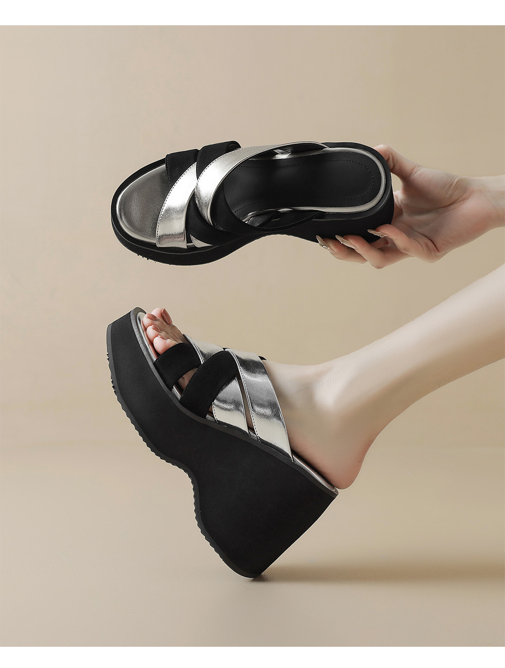 Dép xỏ ngón nữ đế xuồng dày 10cm, hở mũi phối màu mùa hè — đen, vàng, bạc chi tiết 14