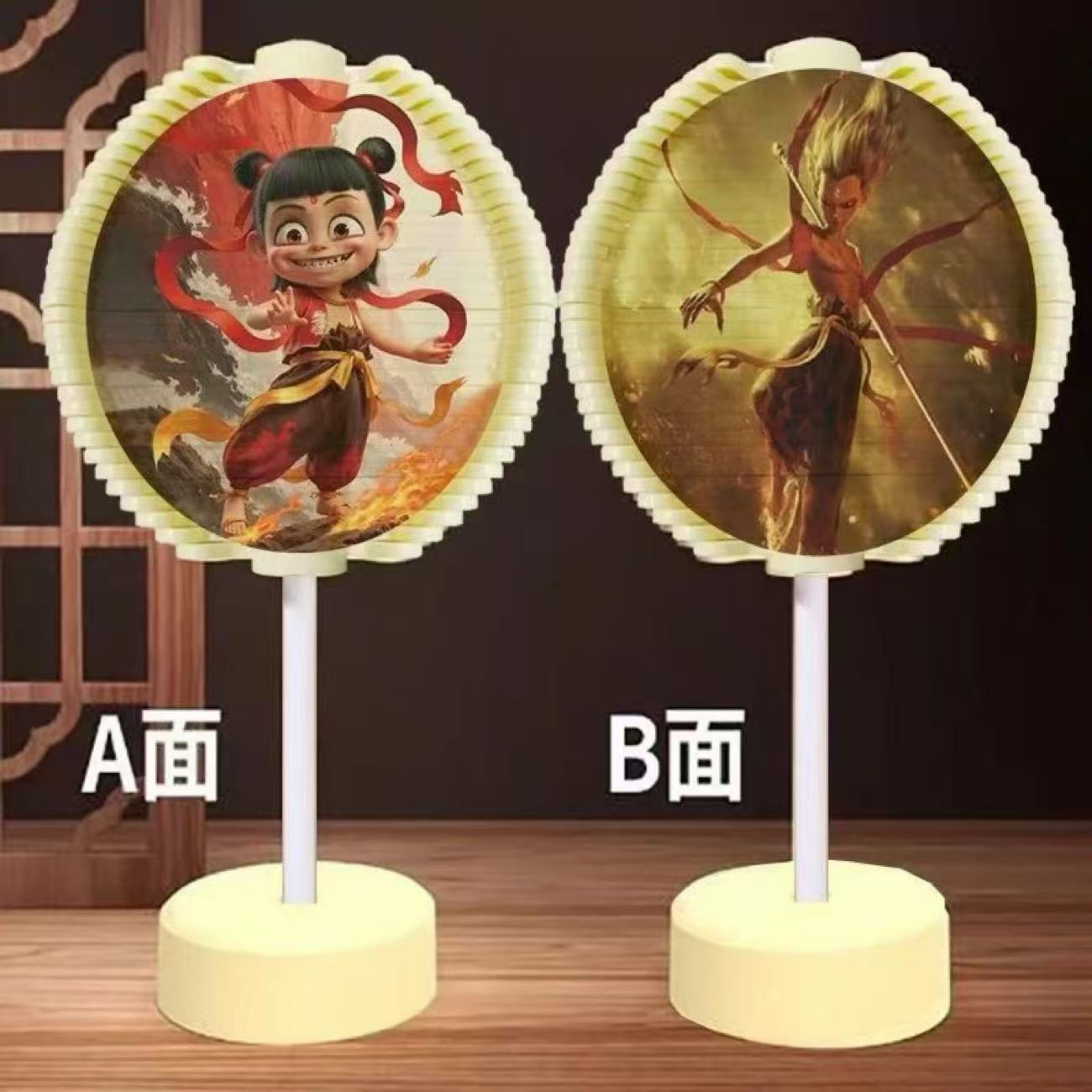 回転京劇の顔の譜の震える音の同じタイプの手はスパイラルの木のロリポップのABSの材質を揺らします。