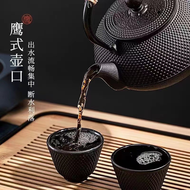 囲炉裏でティーポットを煮ます。日本式のお湯でお茶を入れます。|undefined