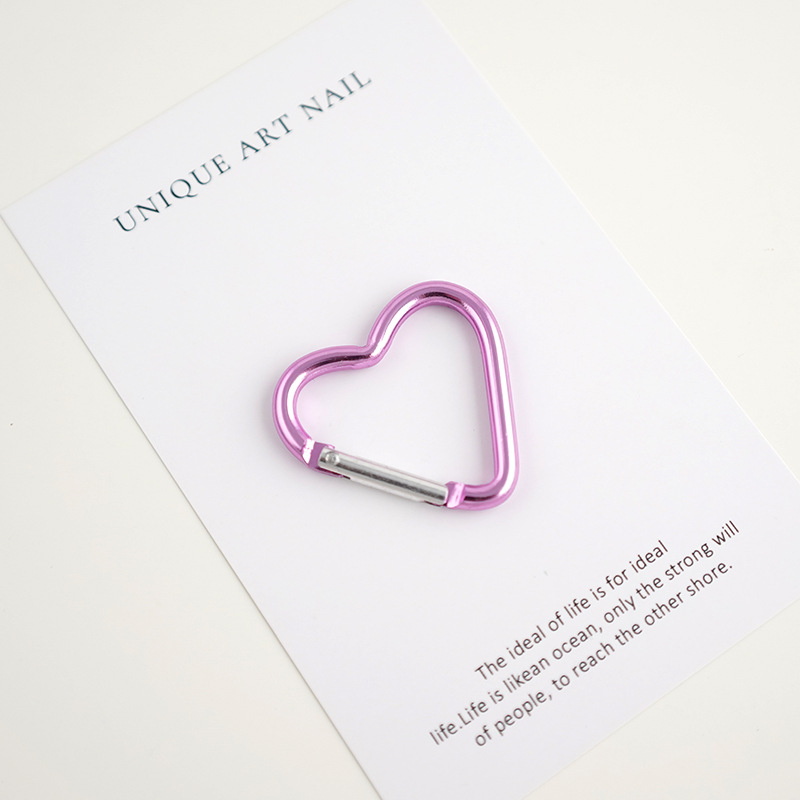 バックパックにフックを掛けて登山ボタンを掛けます。