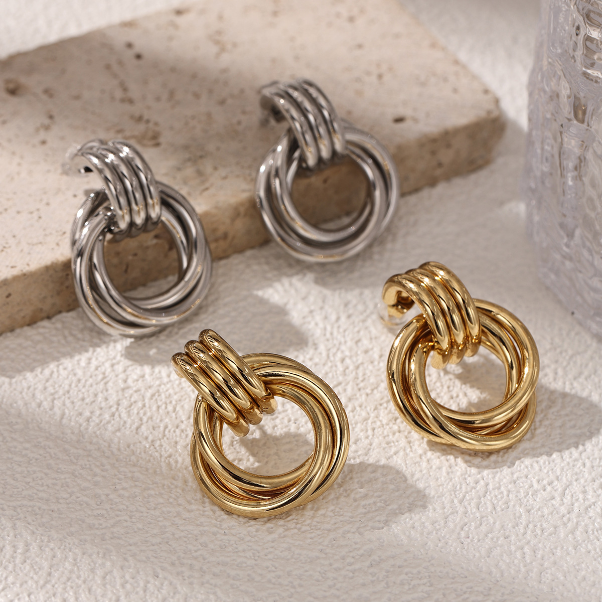 Alta sensación de nicho de acero dorado acero inoxidable pernos de acero titanio geometría exagerada moda femenina personalidad auriculares