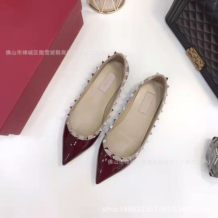 버건디 페이턴트 가죽