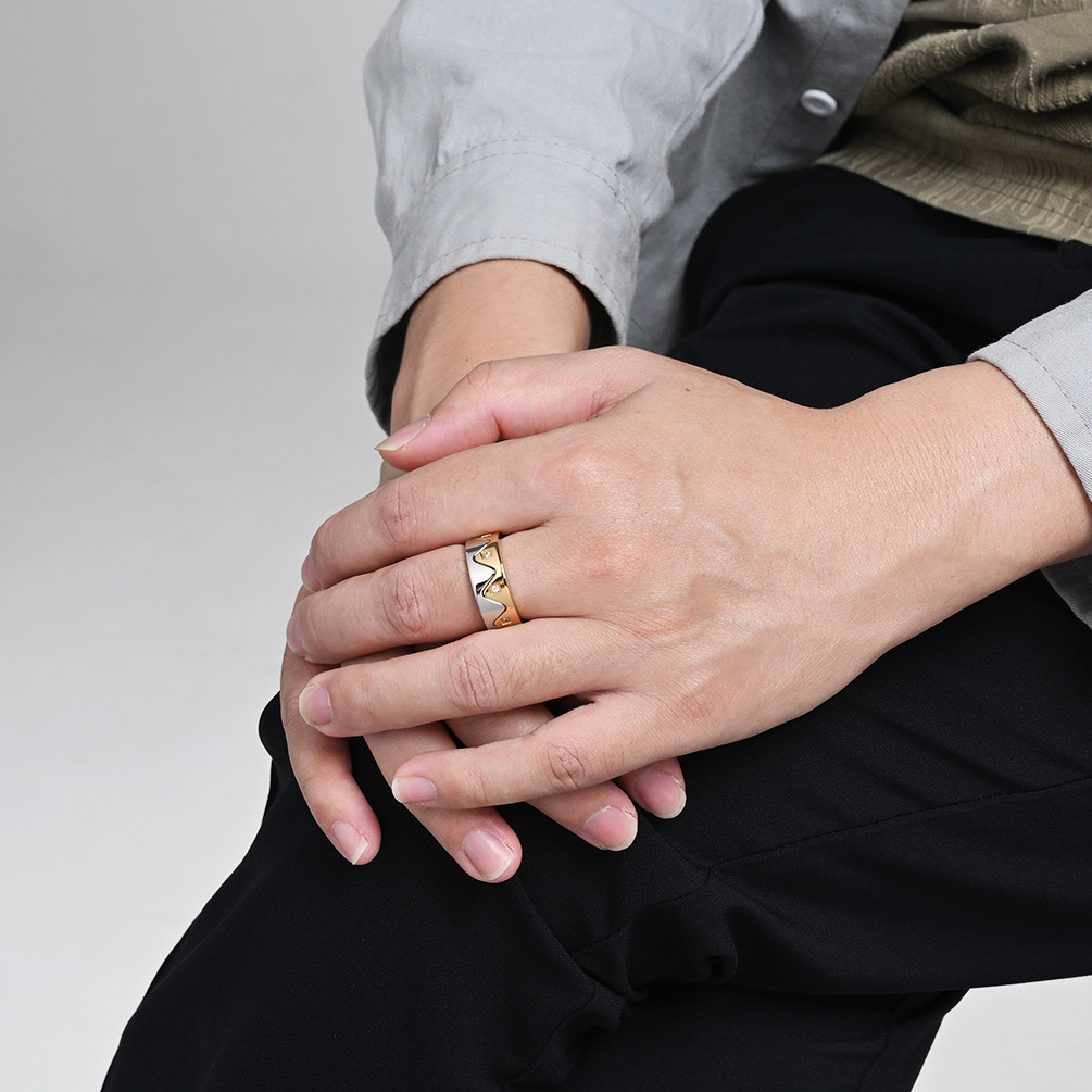 Bague couronne en acier titane avec diamants design créatif_voghion.com