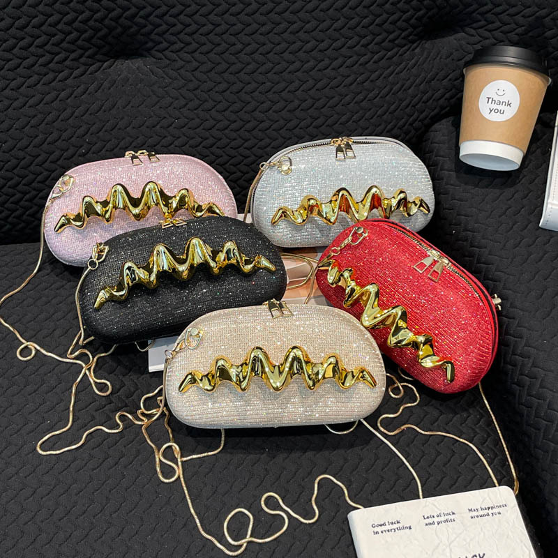 Bolsas de moda europeas y americanas de personalidad para mujeres verano 2026 nueva moda cadena bolsa de cena de moda moda moda bolsa de hombro de tramo inclinado