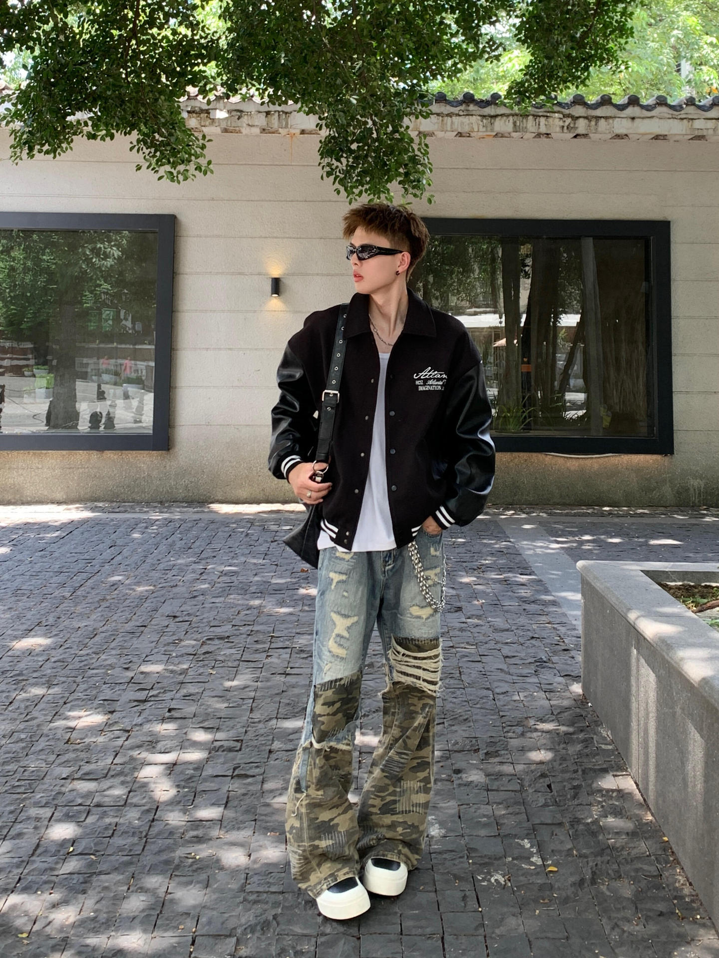 Junge Europäischen Und Amerikanischen Stil Pad Tuch Camouflage Patchwork Zerrissene Jeans 2025 Neue Street Fashion Design Lose Gerade_voghion.com