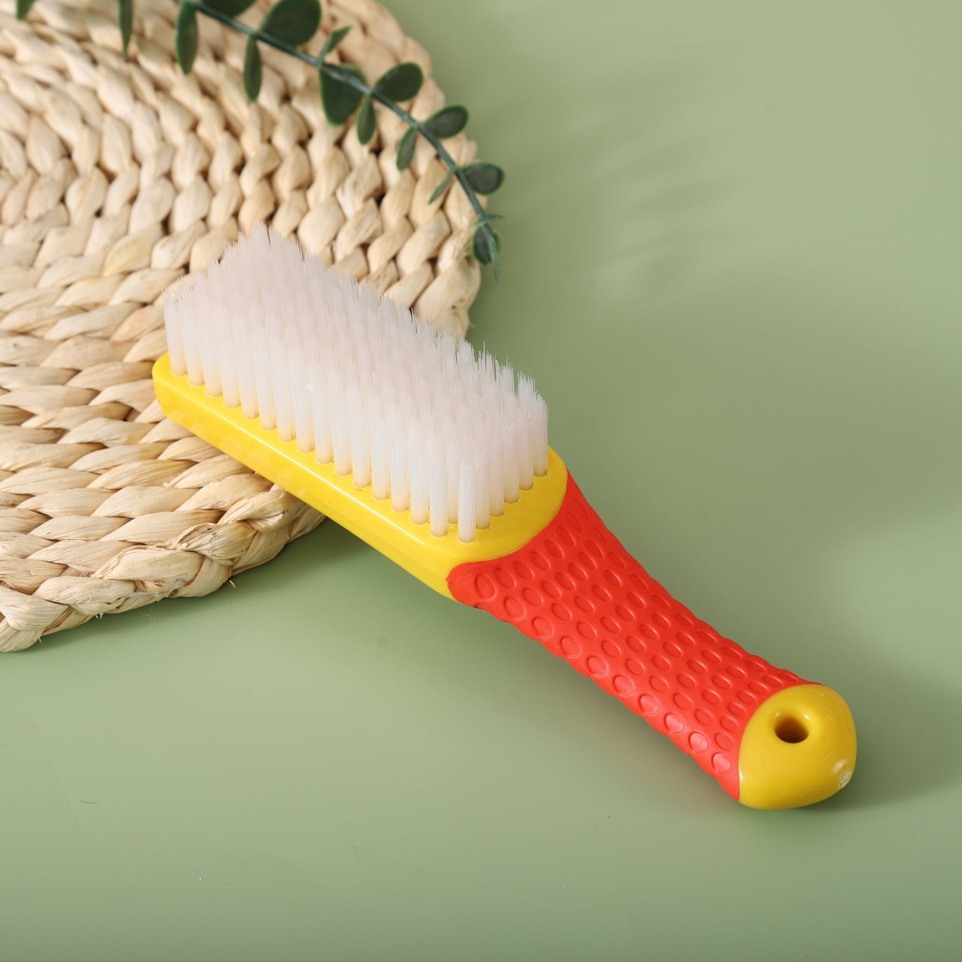 Cepillo suave de cabeza plana de mango amarillo de silicona