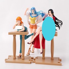ワンピースのフィギュアの伏せ姿のナミの立ち姿のビビの座る姿の女帝のデスクトップの美少女の模型のフィギュアの置物の周辺