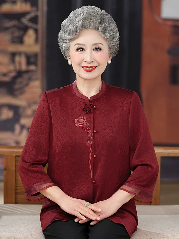 Пожилые люди в летнем платье бабушки в тане вышитые шелковые рубашки