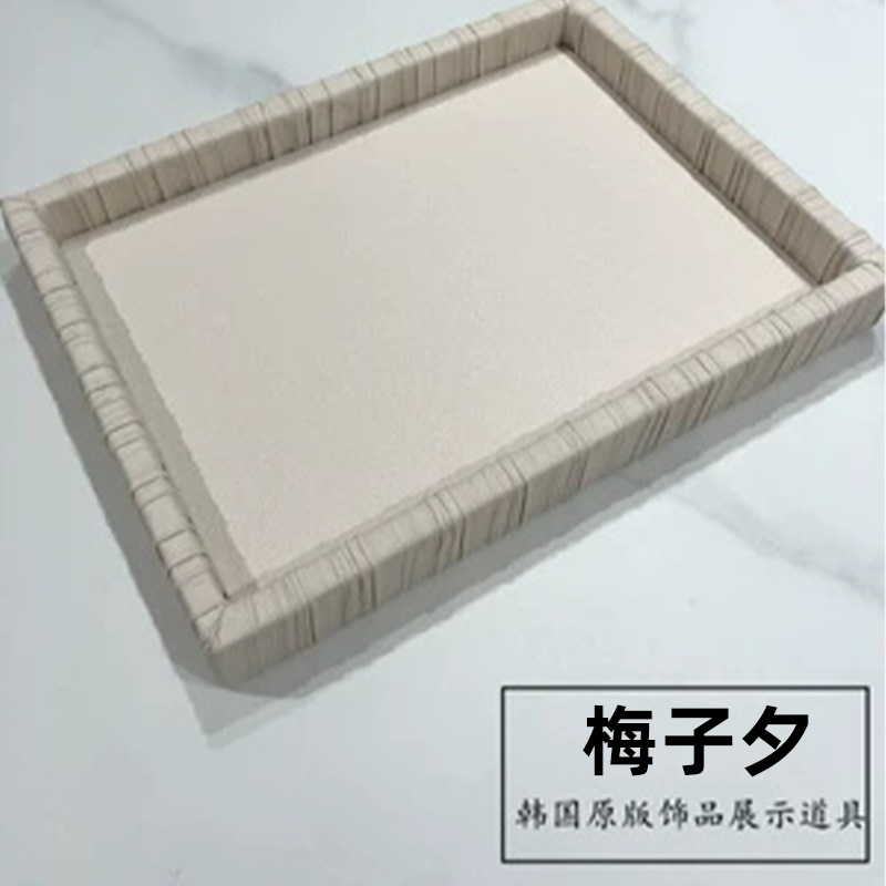 人像のアクセサリーの棚の韓国版のしわの皮のブレスレットの腕時計はイヤリングの耳のチェーンの棚のショーウインドーを撮影して道具の卸売りを陳列します。