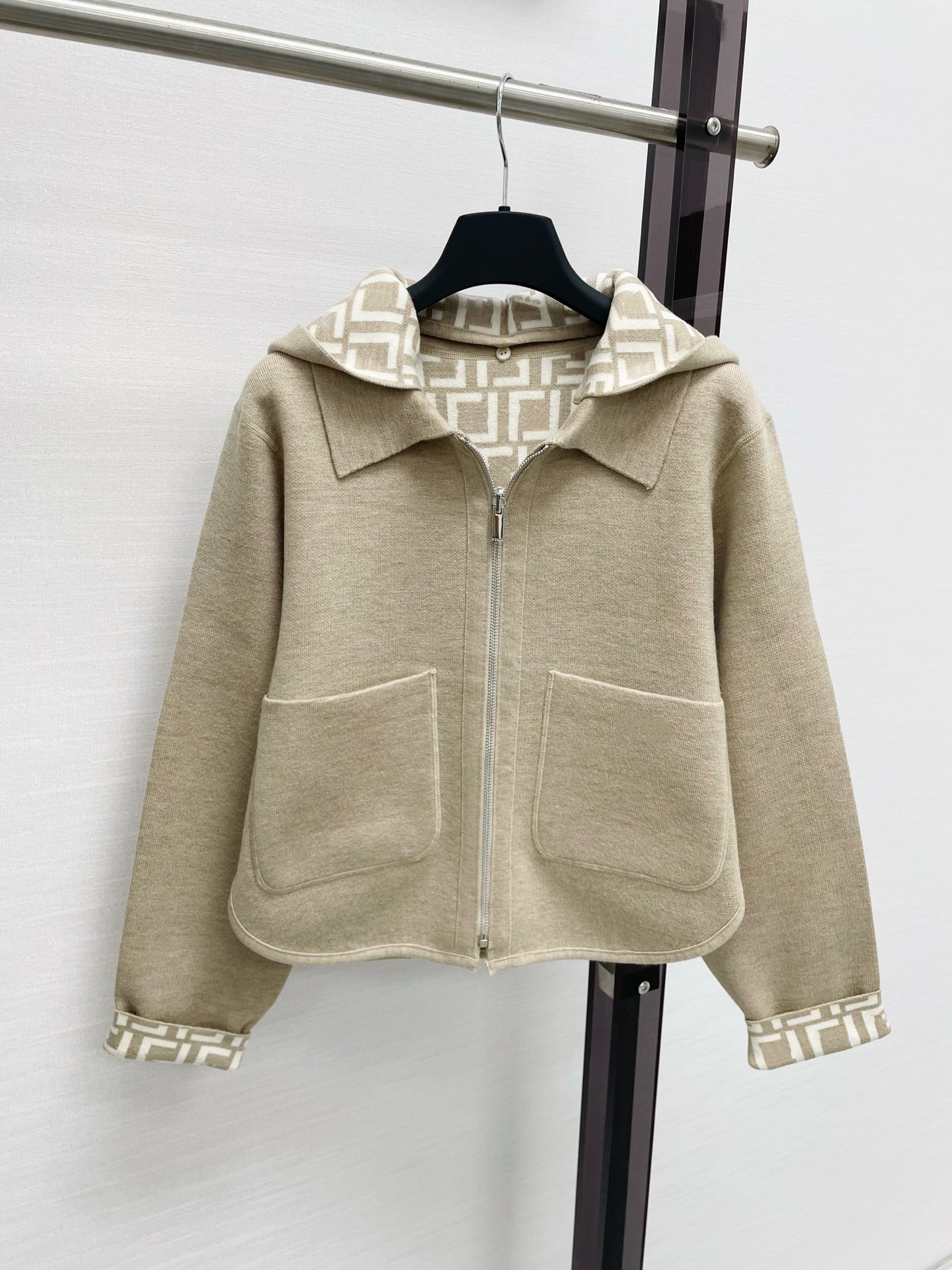 Qadın jaket, jakarlı, çıxarıla bilən başlıqlı