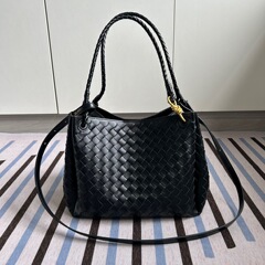 舒淇は同じタイプの編み物パラシュートバッグを持っています。