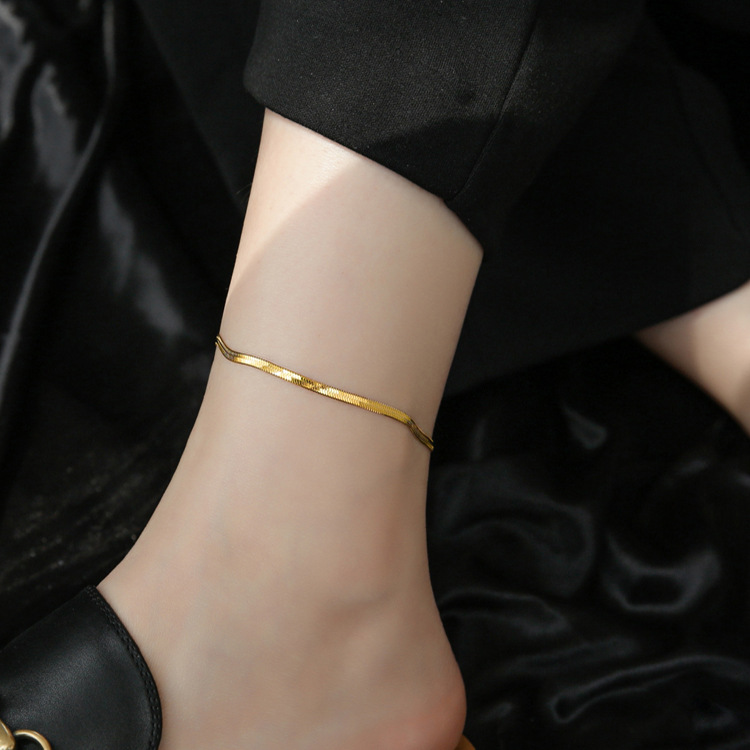 Transfronterizos Europa y América simple y exquisita cadena de hueso de serpiente versátil nueva cadena de tobillas de acero de titanio de moda femenina temperamento dorado cadena de pies de verano