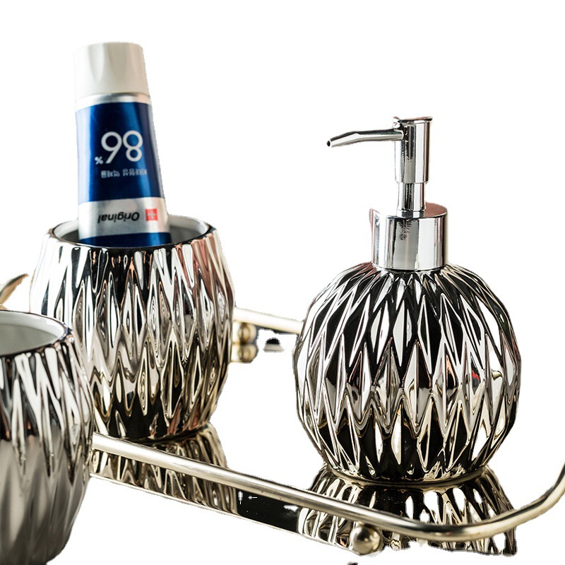 Luz americana de lujo de cerámica baño lavado de cuatro piezas de baño suministros muestra sala de cerámica decoración traje de baño transfronterizo