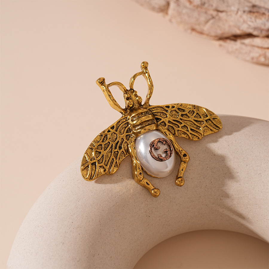 El broche de abeja dorada