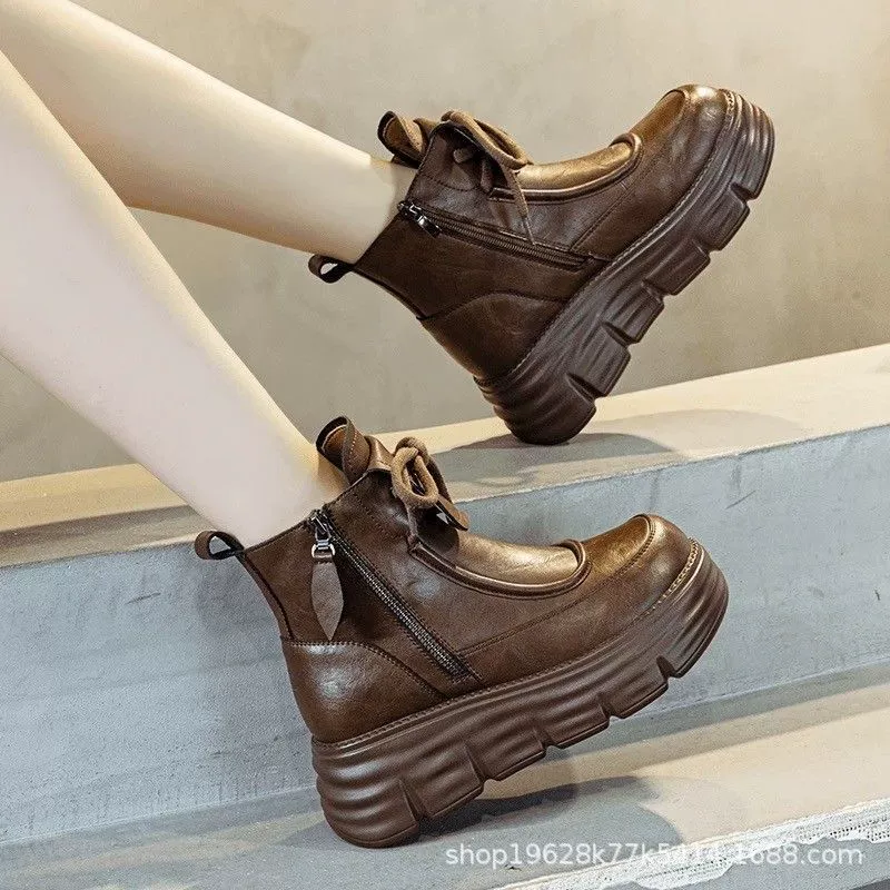 Мягкая кожа плюс бархатные сапоги Martin 2024 зимние новые маленькие толстые подошвы увеличенные женские сапоги с круглой головкой
