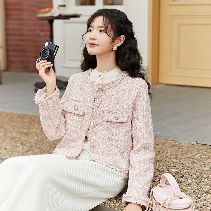 Áo khoác nữ ngắn dáng vải tweed viền tua rua, tay dài, form rộng — Hồng ngó sen chi tiết 1
