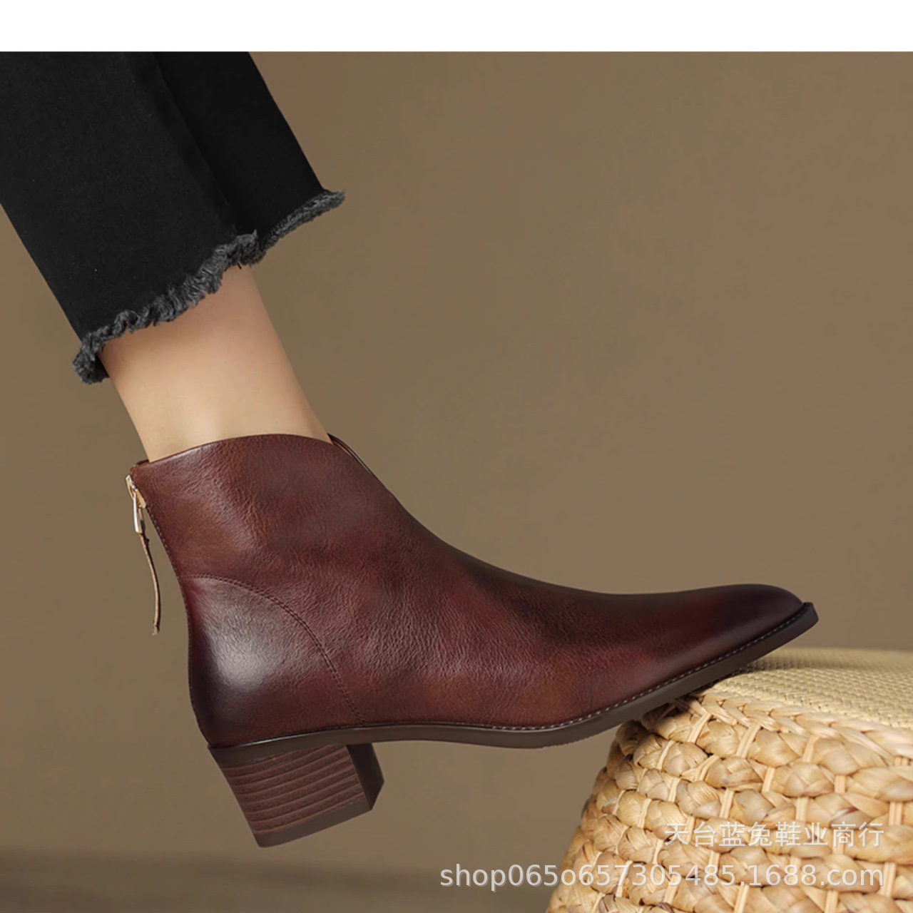 2025 Winter New Retro Pointed Toe Mid-Heeled Boots for Women Export Thick Heel V-Mouth British Style Fashion Boots in Stock