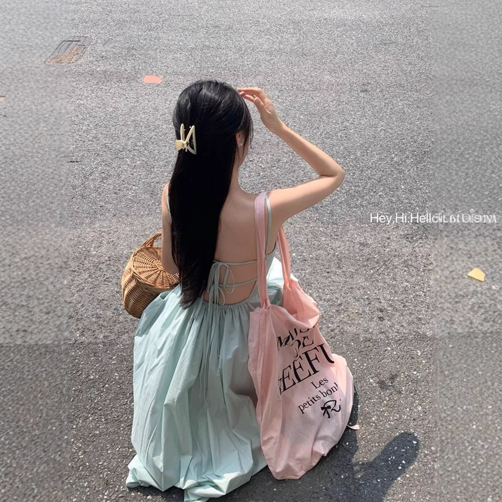 海辺のリゾート風ワンピース女性の夏のデザイン感があります。