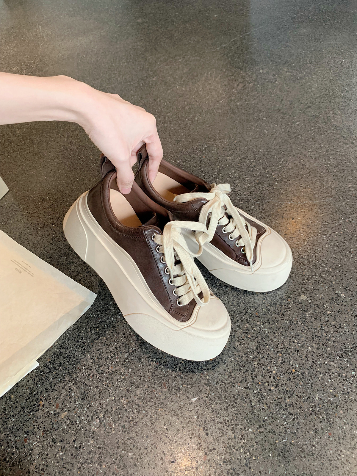 Versión de cuero de vaca ~ Grape Madre con el mismo estilo de zapatos de skate casuales de cabeza redonda para aumentar la altura de la base para hacer viejos zapatos blancos para mujeres