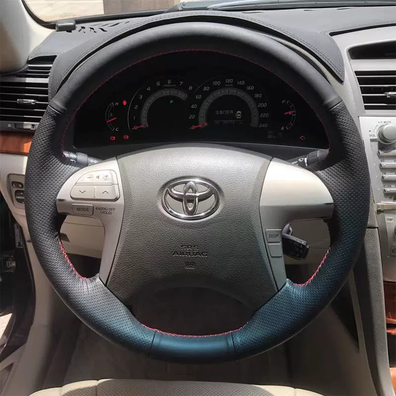 06-08-11 Toyota Camry шестого поколения — кожаный чехол на руль, специальная оплётка, пошив в комплекте (полупакет)