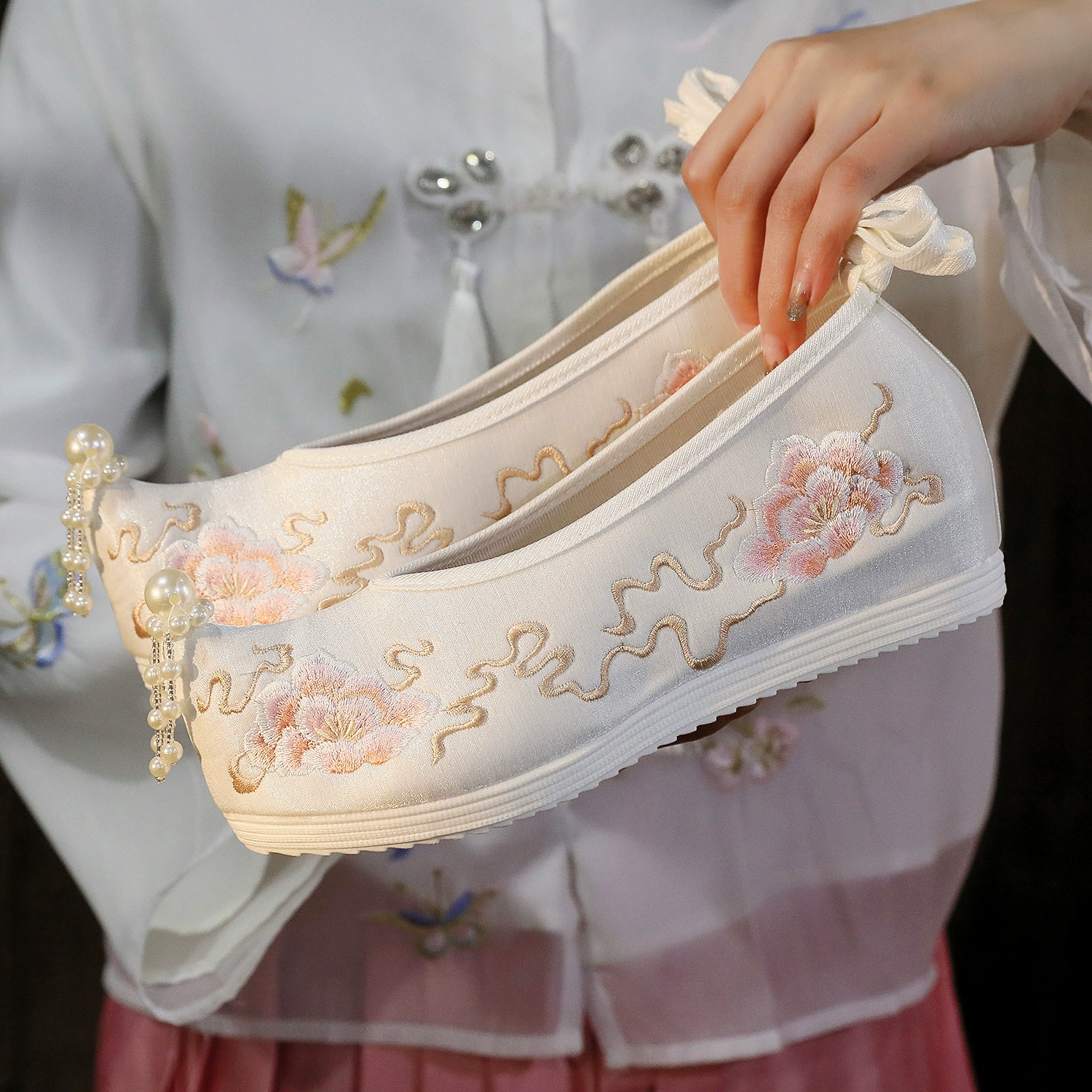 [Mengxi Ru] Новинка весны 2024 года Тканевая обувь с перламутром и поднятым носком, вышитая в старинном этническом стиле обувь ханьфу